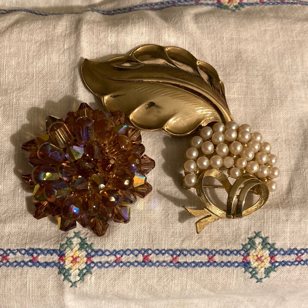 3 Vintage Jewelry Pieces Aurora Borealis Brooch Faux Pearl Pin Leaf Scarf Clip